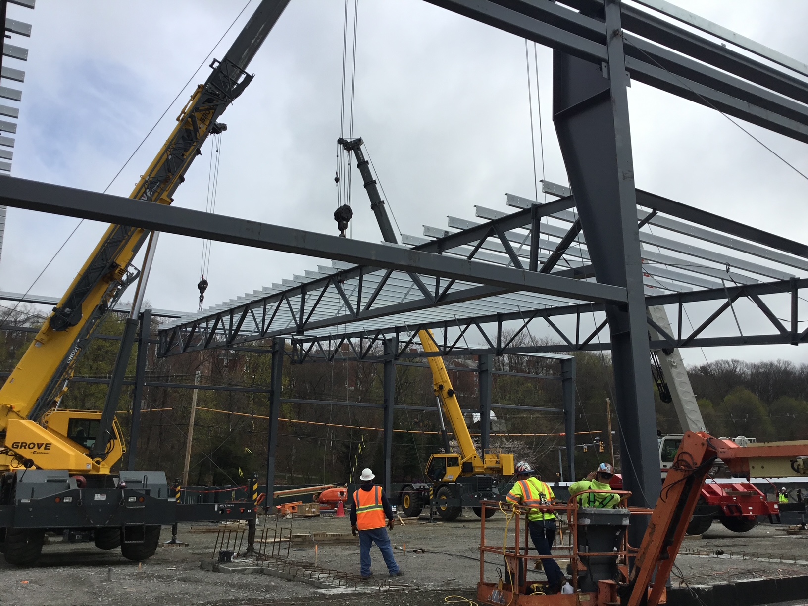 Coordinated multi-crane steel erection at Bentley University